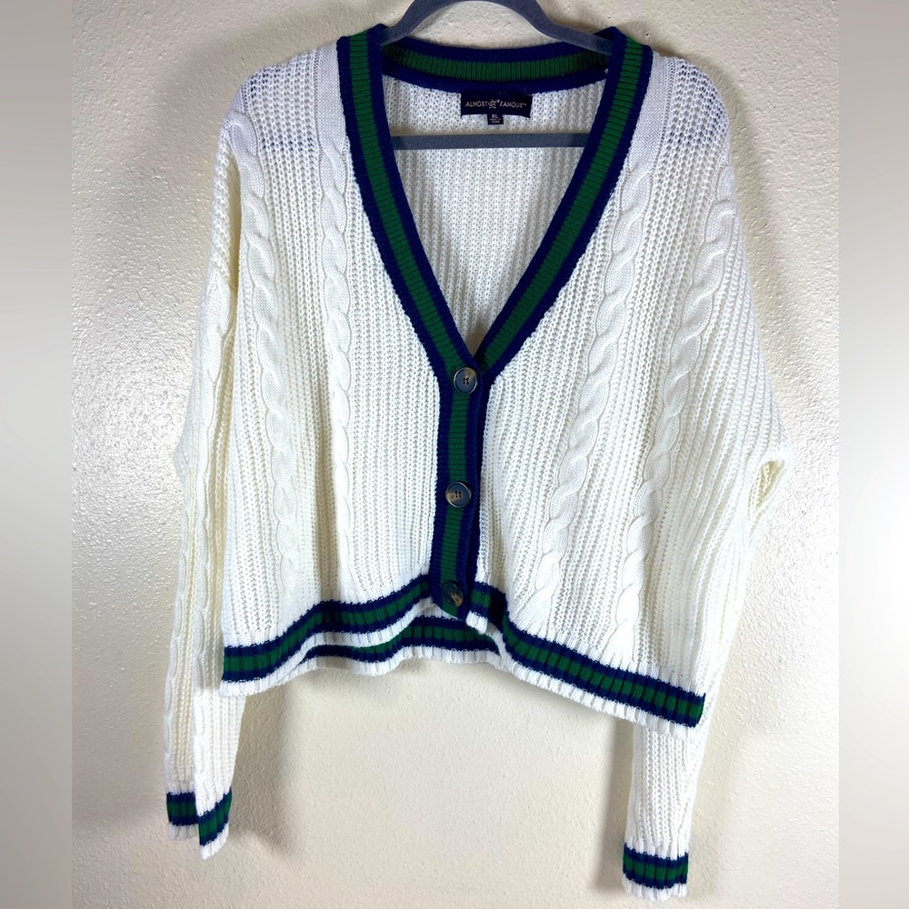 Almost Famous Fashionable Women cozy soft V-Neck Size L Super Cute Cardigan.